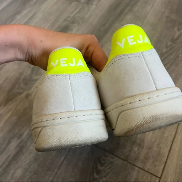 VEJA 
V-10 Trainers | Beige - Picture 3 of 9